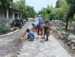Babinsa Rejosari Ajak Warga Gotong Royong Pasang Paving Jalan Lingkungan