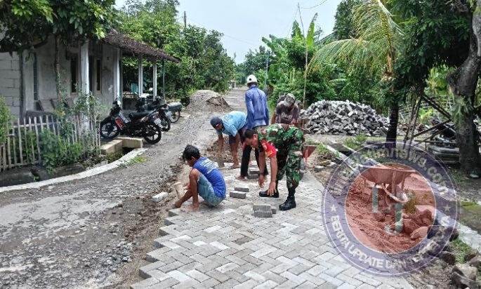 Babinsa Rejosari Ajak Warga Gotong Royong Pasang Paving Jalan Lingkungan