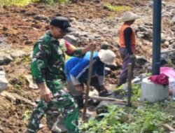 Cegah Longsor, Babinsa Nogosari Gotong Royong Bangun Talud Bersama Warga