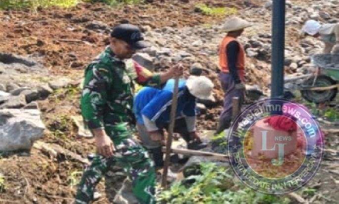 Cegah Longsor, Babinsa Nogosari Gotong Royong Bangun Talud Bersama Warga