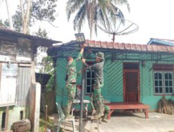 Satgas Gulbencal Kodam I/BB Pasang Lampu Tenaga Surya di Desa Mardame