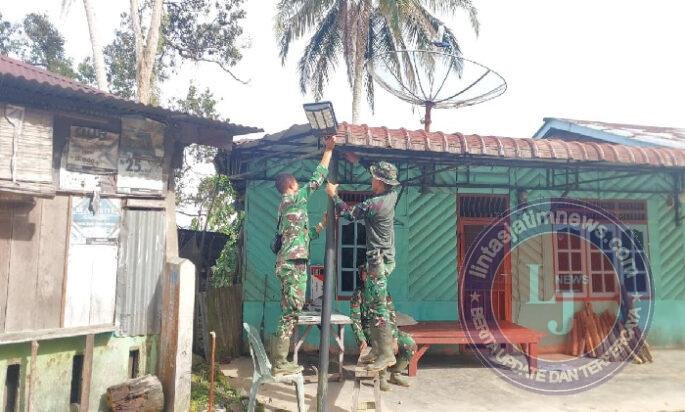 Satgas Gulbencal Kodam I/BB Pasang Lampu Tenaga Surya di Desa Mardame