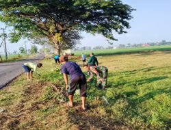 Babinsa Koramil 0803-10/Pilangkenceng Bersama Warga Gotong Royong Bersihkan Jalan Desa