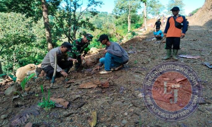 Teguhkan Komitmen Jaga Lingkungan, Babinsa Kare Ajak Warga Tanam Pohon
