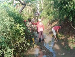 Babinsa Kodim Ponorogo Peduli Lingkungan, Bantu Warga Bersih Bersih Sungai