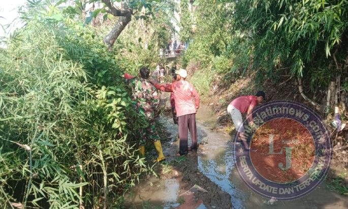 Babinsa Kodim Ponorogo Peduli Lingkungan, Bantu Warga Bersih Bersih Sungai