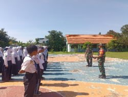 Babinsa Banjarsari Bekali Peserta LDK OSIS SMPN 1 Nglames dengan Materi PBB