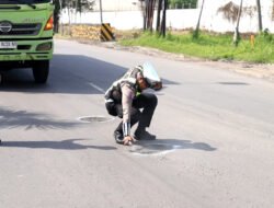 Jelang Nataru, Polres Gresik Tandai Jalan Berlubang di Raya Deandles Demi Keselamatan Pengendara