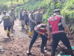 Polres Probolinggo Bersama Warga Bersihkan Material Pascabanjir Bandang di Tiris
