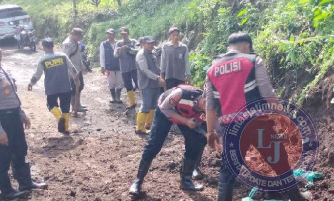 Polres Probolinggo Bersama Warga Bersihkan Material Pascabanjir Bandang di Tiris