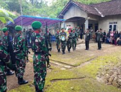 Bentuk Kepedulian, Kodim Pacitan Bantu Prosesi Pemakaman Militer Anggota Dari Kodim Batang