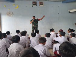Tanamkan Cinta Tanah Air Sejak Dini, Babinsa Sambi Beri Wasbang Siswa SD Muhammadiyah