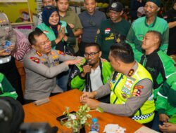 Kakorlantas Ngopi Bareng Driver Ojol Surabaya Sampaikan Pesan Kapolri
