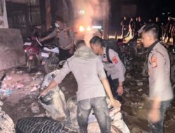 Personel Polri Bersihkan Lumpur dan Sampah Pascabanjir di Jalan Lintas Aceh Tamiang