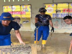 Korpolairud Baharkam Polri Lakukan Normalisasi Sekolah Terdampak Lumpur di Padang Pariaman