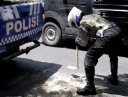 Polantas Polres Gresik Tambal Jalan Berlubang Demi Keselamatan Pengendara