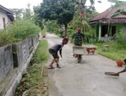 Babinsa Klorogan Bersama Warga Gotong Royong Perbaiki Jalan Desa