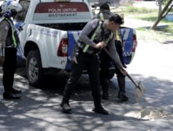 Demi Keselamatan Pengendara, Satlantas Polres Gresik Tambal Jalan Berlubang di Jalan Wahidin