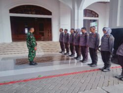 Tingkatkan Kedisiplinan Dan Loyalitas Linmas, Babinsa Sondakan Latihkan PBB dan Wawasan Kebangsaan