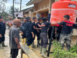 Polri Salurkan 627 Tandon Air Bersih untuk Warga Terdampak Bencana, Salah Satunya di Aceh Tamiang