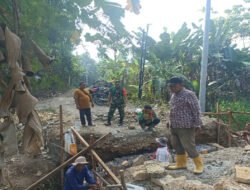 Babinsa Juwangi Bersama Warga Gotong Royong Perbaiki Gorong-Gorong Demi Kelancaran Irigasi