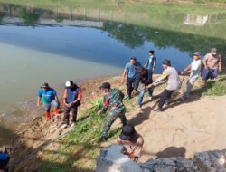 Gotong Royong di Bawah Jembatan Plengkung, TNI-Polri dan Warga Cegah Banjir di Trenggalek