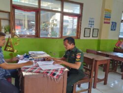 Gerakan Ayah Mengambil Rapor Anak, Anggota Koramil 04/Jebres Luangkan Waktu Untuk Hadir di Sekolah