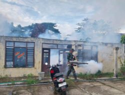 Jaga Lingkungan Sehat, Babinsa Kodim Ponorogo Bantu Warga Penyemprotan Fogging