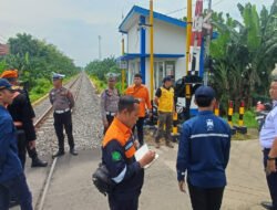 Persiapan Nataru, Antisipasi Laka Kereta Api Satlantas Polres Pasuruan Tutup Perlintasan KA Tanpa Palang Bagi Mobil