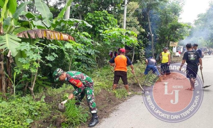 Kerja Bakti, Babinsa Kodim Ponorogo Bersama Warga Pembersihan Jalan Desa