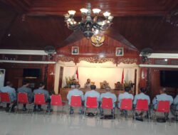 Arahan Babinsa Kepatihan Wetan Kepada Linmas Untuk Tingkatkan Kewaspadaan dan Sinergitas Hadapi Nataru 2025/2026