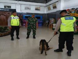 Gunakan Anjing Pelacak, Babinsa Kestalan Bersama Bhabinkamtibmas Laksanakan Patroli Pengaman Obyek Vital Jelang Nataru