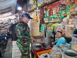 Jelang Nataru Babinsa Danukusuman Cek Harga Sembako Pasar Tradisional