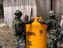 Satgas Yonif 521/DY Menyambut Hari Natal Mendukung Kebutuhan Air di Lingkungan Gereja GIDI Siloam Gimbis