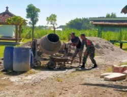 Babinsa Ngampel Bersama Warga Kerja Bakti Perbaiki Jalan