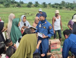 Pilot dan Kru Helikopter Salurkan Amanah Al-Qur’an untuk Anak-Anak Terdampak Banjir di Aceh Tamiang