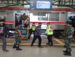 Tingkatkan Keamanan Obyek Vital Jelang Nataru, Babinsa Purwosari Laksanakan Pengamanan Dan Pemantauan di Stasiun