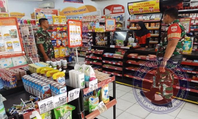Babinsa Lakukan Pengecekan Makanan dan Minuman di Sejumlah Toko dan Minimarket