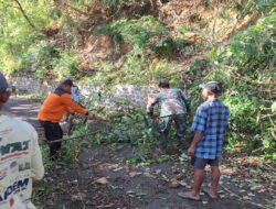 Babinsa Desa Bolo Inisiasi Kerja Bakti Bersihkan Jalan Dusun Kembangkuning