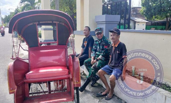 Tukang Becak Tak Luput Jadi Sasaran Komsosnya Babinsa Kratonan