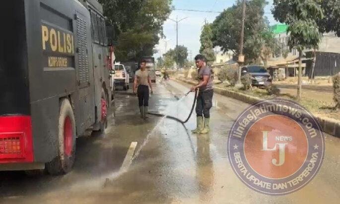 Minimalisir Debu Pasca Banjir, Polri Lakukan Pembersihan dan Penyiraman Jalan Protokol Aceh Tamiang