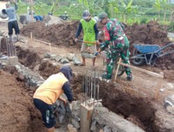 Giat Bantu Petani, Babinsa Kodim Ponorogo Ikut Kerja Bakti Perbaiki Saluran Irigasi
