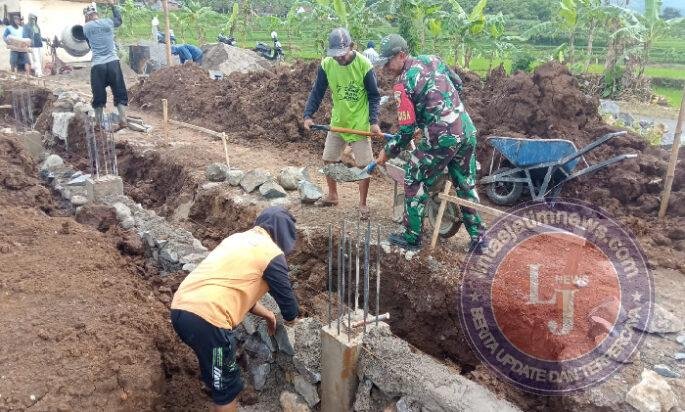 Giat Bantu Petani, Babinsa Kodim Ponorogo Ikut Kerja Bakti Perbaiki Saluran Irigasi