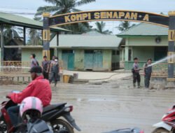 Polri Bantu Kuras Air Yang Merendam Kompi Senapan A Yonif 111 / Karma Bakti, Aceh Tamiang