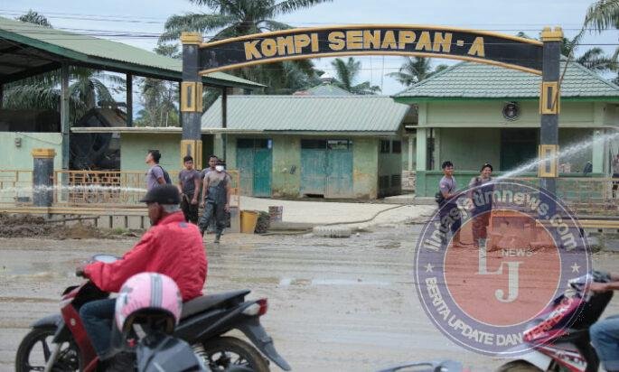 Polri Bantu Kuras Air Yang Merendam Kompi Senapan A Yonif 111 / Karma Bakti, Aceh Tamiang