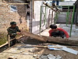 Babinsa Sendangrejo Dampingi Warga Bangun Rumah di Dusun Butuh