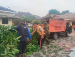 Peduli Kebersihan Lingkungan, Babinsa dan Saberling Kerja Bakti Bersih Lingkungan