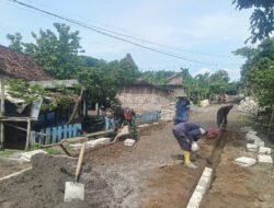 Babinsa Luworo Ikut Karya Bakti Pemasangan Paving di Lingkungan Permukiman Warga