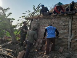 Peduli Warga, Babinsa Wonoasri Bantu Rehabilitasi Rumah di Desa Jatirejo