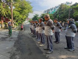 Wujudkan Linmas Yang Tangguh, Babinsa Kepatihan Wetan Gembleng Pelatihan Kedisiplinan